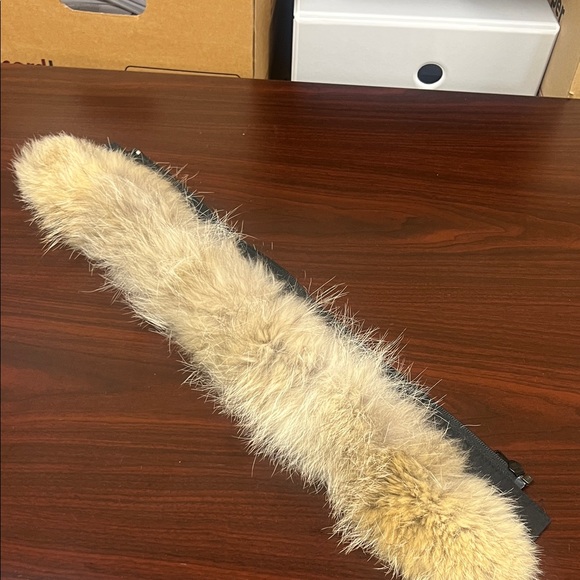 Canada Goose Beige Fur Trim with Black Base - Picture 1 of 2
